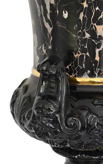 Tommaso Barbi pour B. Ceramiche - Important vase avec sa colonne en céramique imitant le marbre