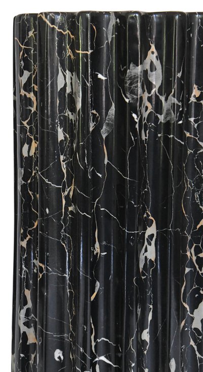 Tommaso Barbi pour B. Ceramiche - Important vase avec sa colonne en céramique imitant le marbre