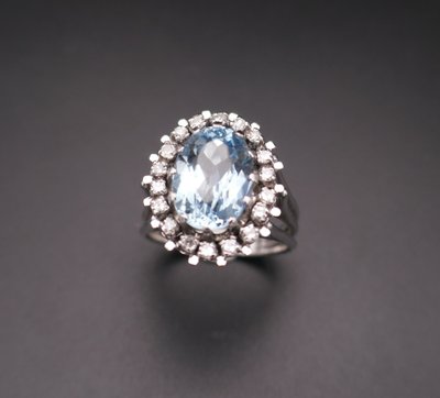Anello con acquamarina e diamante.