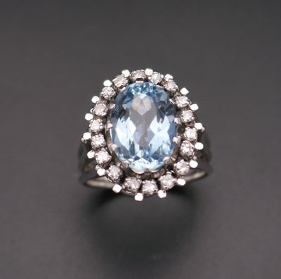 Anello con acquamarina e diamante.