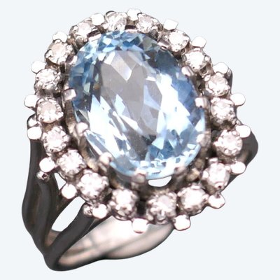 Anello con acquamarina e diamante.