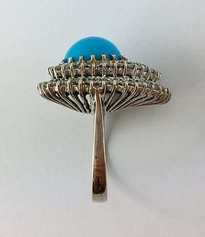 Bague Forme Poire  Cabochon De Turquoise Double Entourage Diamants Sur Or Blanc