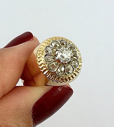 Anello a cupola con rosetta di diamanti taglio antico su oro rosa e platino