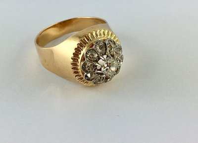 Anello a cupola con rosetta di diamanti taglio antico su oro rosa e platino