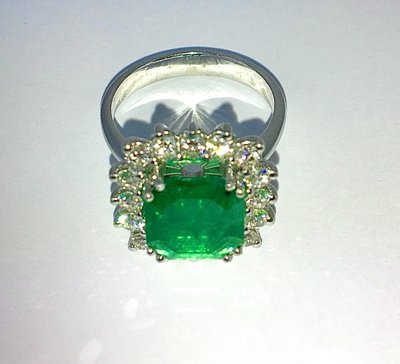 Bague Pompadour Emeraude  Entourage Diamants Sur Platine