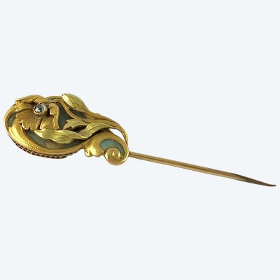 Jugendstil Anstecknadel aus Emaille, mit Keladon und Diamant auf Gelbgold (Metallnadel)