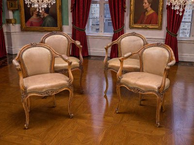 SUITE DE 4 FAUTEUILS EN NOYER SCULPTÉS DE STYLE LOUIS XV RECOUVERT DE CUIR
