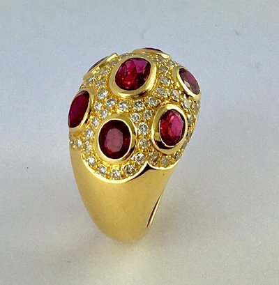 Bague Boule Rubis  Et Pavage De Diamants Sur Or Jaune