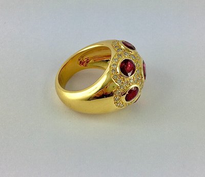 Bague Boule Rubis  Et Pavage De Diamants Sur Or Jaune