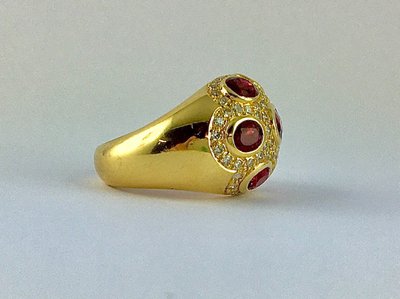 Bague Boule Rubis  Et Pavage De Diamants Sur Or Jaune