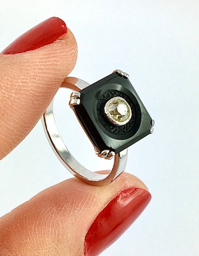 Ring im Art-Deco-Stil mit Onyx-Plakette und Diamant auf Weißgold