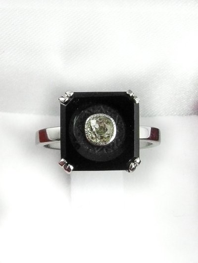 Ring im Art-Deco-Stil mit Onyx-Plakette und Diamant auf Weißgold