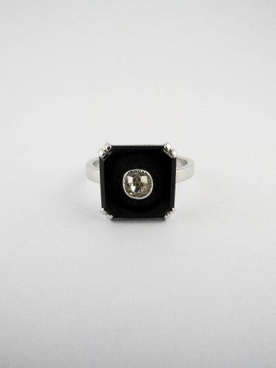 Ring im Art-Deco-Stil mit Onyx-Plakette und Diamant auf Weißgold