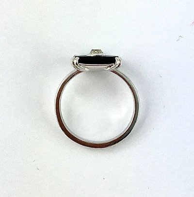 Ring im Art-Deco-Stil mit Onyx-Plakette und Diamant auf Weißgold