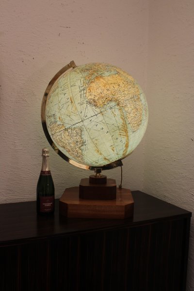 Gros globe terrestre de Girard Barrière