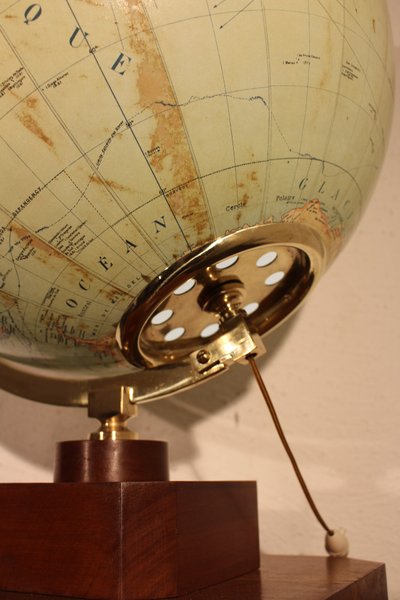 Gros globe terrestre de Girard Barrière