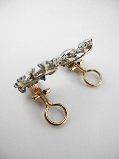 Orecchini a clip a forma di palmetta degli anni '60 con diamanti incastonati in oro bianco e oro giallo.