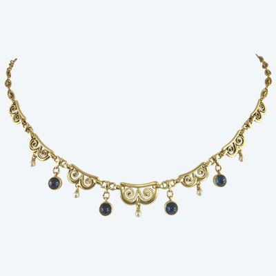 Collana drappeggiata con zaffiri, cabochon e perle pregiate su maglie in filigrana d'oro giallo.