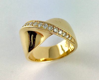 Twisted Ribbon Ring with Knot Effect and Diamond Line on Yellow Gold