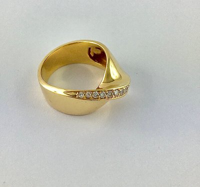 Twisted Ribbon Ring with Knot Effect and Diamond Line on Yellow Gold