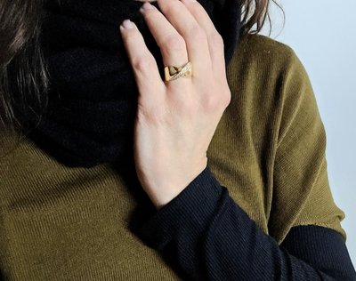 Twisted Ribbon Ring with Knot Effect and Diamond Line on Yellow Gold