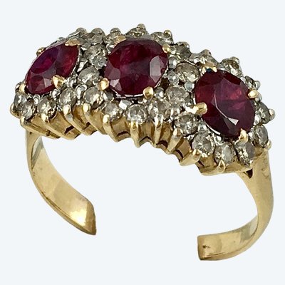 Strumpfbandring mit Gänseblümchen, Rubin und Diamanten in Roségold