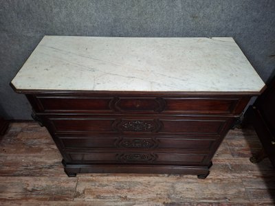 Cassettiera in mogano e legno chiaro di epoca napoleonica III.