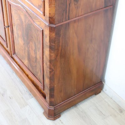 Antiker Sideboard-Schrank aus Nussbaumholz, Italien, Mitte des 19. Jahrhunderts