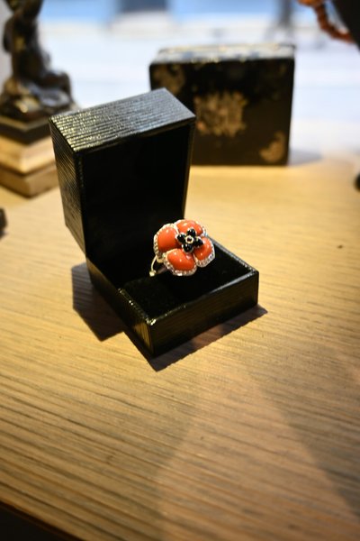 Elégante  bague en corail , émail , diamant sur or blanc