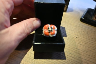 Elégante  bague en corail , émail , diamant sur or blanc