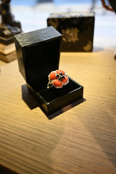 Elégante  bague en corail , émail , diamant sur or blanc