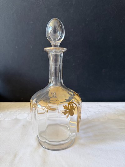 Antike Glaskaraffe mit goldenem Blumendekor - Jugendstil