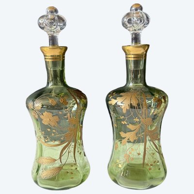Paire de flacons anciens en verre vert émaillé et doré – décor floral Art Nouveau
