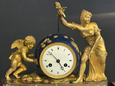 Seltene allegorische Uhr aus der Empirezeit, „Die Liebe bewegt den Himmel“ – vergoldete Bronze, um 1810