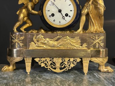 Seltene allegorische Uhr aus der Empirezeit, „Die Liebe bewegt den Himmel“ – vergoldete Bronze, um 1810