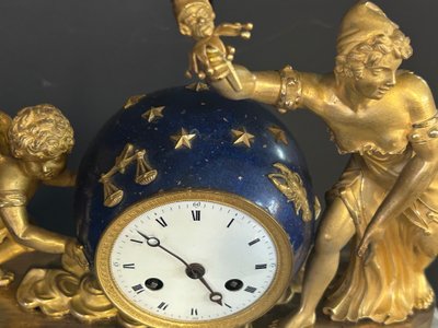 Seltene allegorische Uhr aus der Empirezeit, „Die Liebe bewegt den Himmel“ – vergoldete Bronze, um 1810