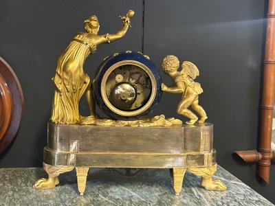 Seltene allegorische Uhr aus der Empirezeit, „Die Liebe bewegt den Himmel“ – vergoldete Bronze, um 1810