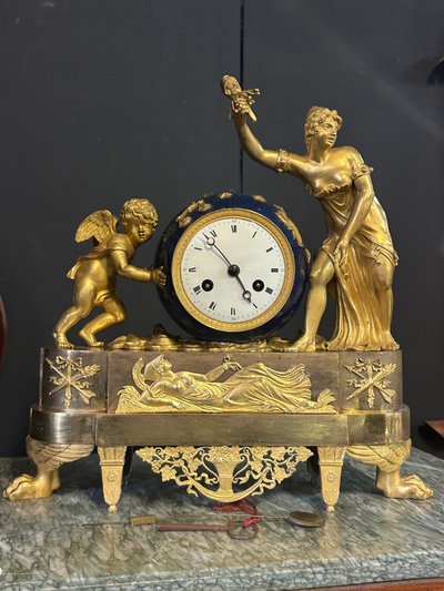 Seltene allegorische Uhr aus der Empirezeit, „Die Liebe bewegt den Himmel“ – vergoldete Bronze, um 1810