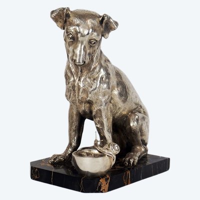 „Der Eindringling“, Bronzeskulptur von F. Coffin, die einen Hund und eine Schnecke darstellt