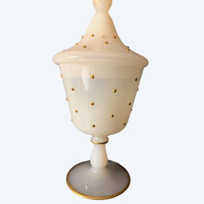 Drageoir en opaline blanche laiteuse pied balustre ponctué de pépites d'or XIXème Charles X