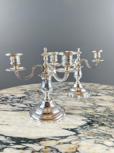 Coppia di candelabri in metallo argentato, XX secolo