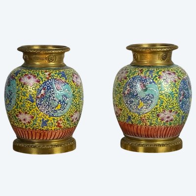 PAIRE DE POTS CHINOIS DU 18eme EN PORCELAINE POLYCHROME ORNÉS DE BRONZE DORÉ