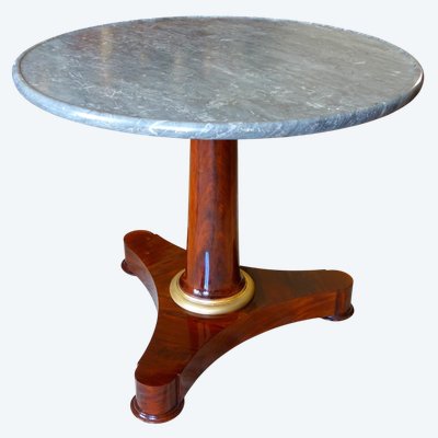 Tavolo con piedistallo a colonna in stile Impero, realizzato in mogano, bronzo dorato e marmo Turquin.