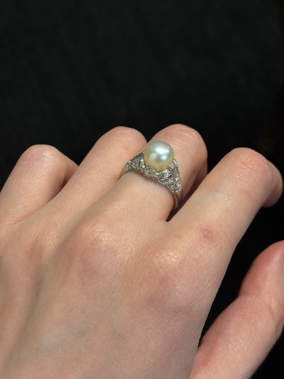 Platinring mit Diamanten und einer feinen Perle