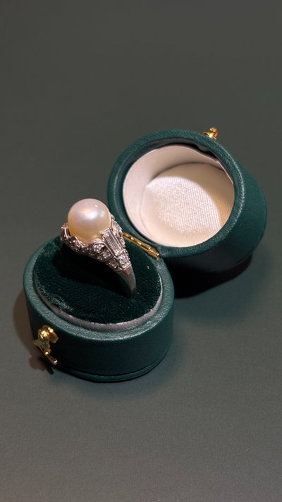 Platinring mit Diamanten und einer feinen Perle