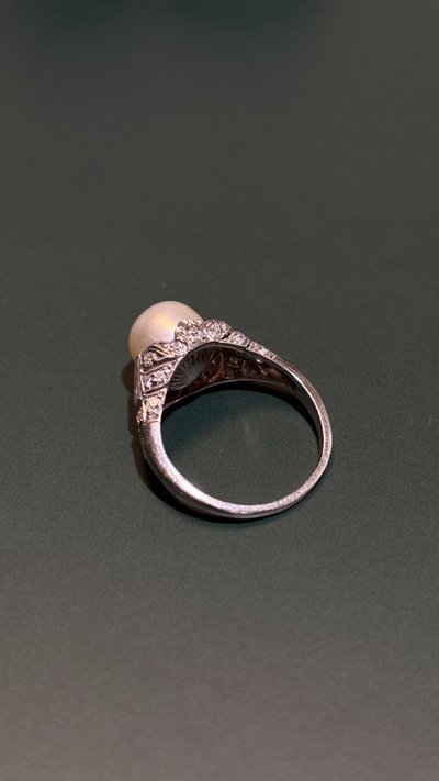 Platinring mit Diamanten und einer feinen Perle