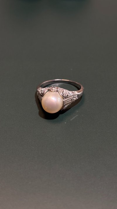 Platinring mit Diamanten und einer feinen Perle
