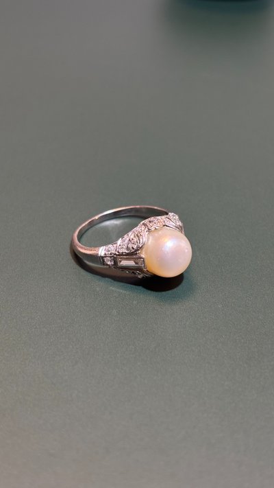 Platinring mit Diamanten und einer feinen Perle
