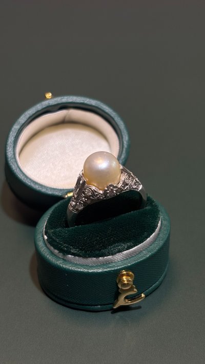 Platinring mit Diamanten und einer feinen Perle