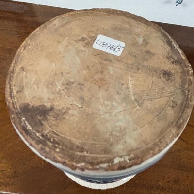 Pot de pharmacie Albarello ancien orné d'armoiries et d'une couronne. Naples, XVIIIe siècle. Hauteur : 13,50 cm.